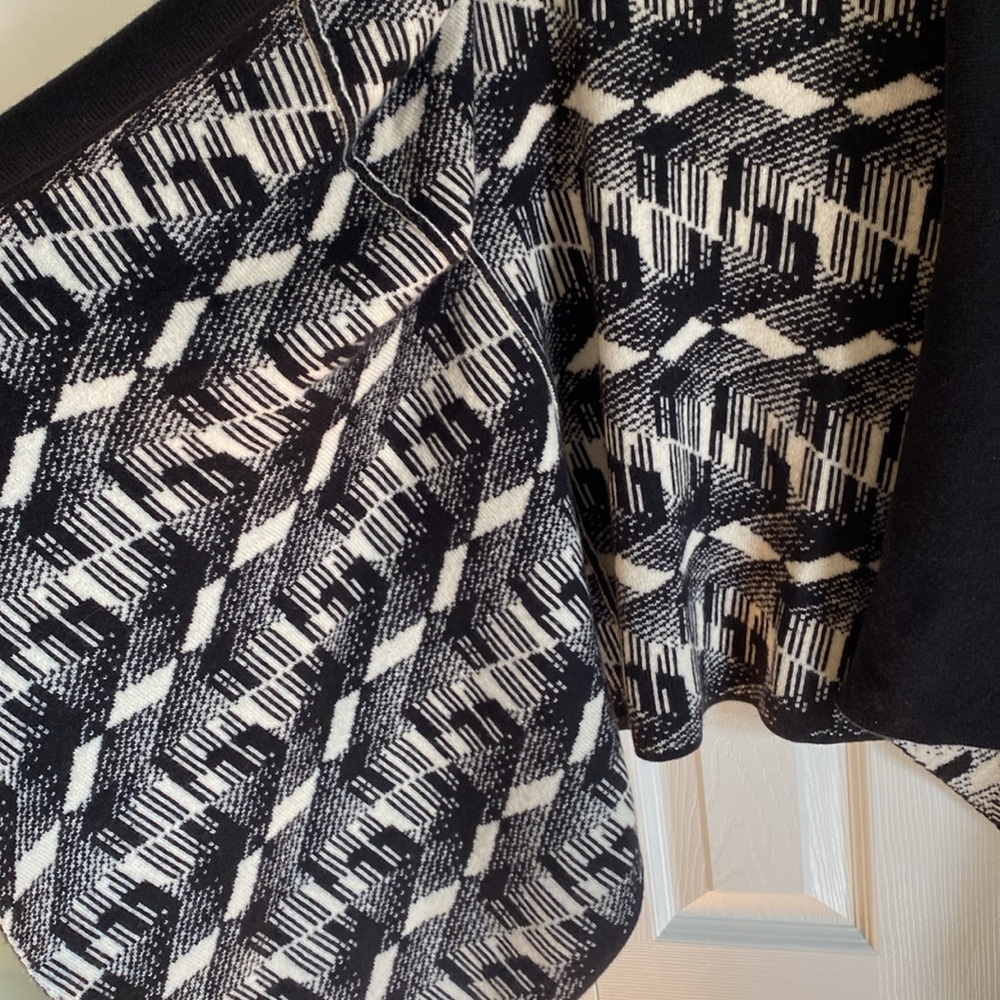Neiman Marcus Abstract Cashmere Cardigan - Picture 3 of 7